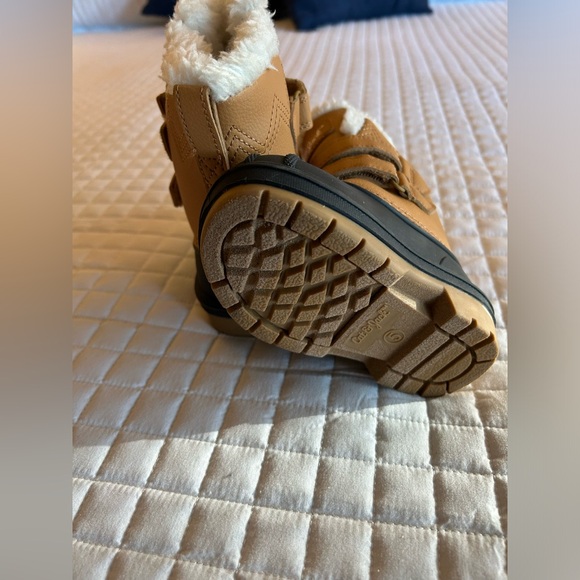 C&J300 Make your little guy feel special in these fur lined boots tan & black #1 - Picture 4 of 4